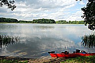 per Kajak in Polen,  Strand einer kleinen Insel 
in Masuren, Aug. 2008_Lutz Junge