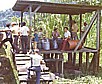 1974_COSTA RICA_kurioser, kleinerer Bahnhof unter- wegs_Händler und Reisende müssen lange Beine haben oder einfach nur springen, um in den Zug zu gelangen_ Unsportliche, Kinder und Alte haben keine Chance_auf dem Wege zur Karibikküste