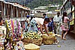  ... fruta, fruta, fruta (Obst) schreits aus allen Kehlen, wenn die Busse halten ... Versorgung unterwegs vllig unproblematisch_hier war auch das Fotografieren o.k._ GUATEMALA 1974