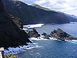 'Playa Nogales', nordstlich von 'Puntallana' im Osten der isla bonita 'La Palma',  feinkrniger Vulkansand  ... Achtung : berhngende Felsen, Stein(Fels-)schlag-gefahr, Vorsicht : schwimmen gefhrlich w/ starker Strmungen 