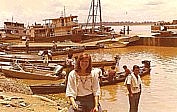 per Flieger gings weiter bis IQUITOS (am Amazonas) in Peru und weiter per Flieger bis Leticia (am Amazonas) in Kolumbien_Angelika macht Zigaretten-Puschen am Anlegeplatz der Amazonas-Boote_1975_Jochen A. Hbener