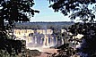 ... die Wasserflle von IGUACU (CATARATAS del IGUAZ _ SALTOS do IGUA_The IGUAZU FALLS) zhlen zu den grten Natursehenswrdigkeiten Sdamerikas_sie beste- hen aus 275 Einzelfllen, von denen rund 250 als klein be- zeichnet werden_Die Flle erreichen eine Hhe zwischen 55 und 73 m_strzen auf einer Breite von fast 4 km in eine Schlucht (Garganta del Diablo=Teufelsschlucht)_auf den Felsen ein dichter Pflanzenteppich aus z.T. Begonien und Orchideen_Dreilndereck ARGENTINIEN / PARAGUAY / BRASILIEN 1986_Jochen A. Hbener